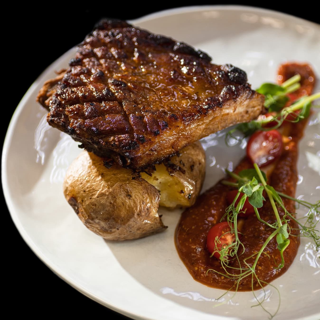 Свиные рёбрышки запечённые с картофелем и соусом BBQ 440гр