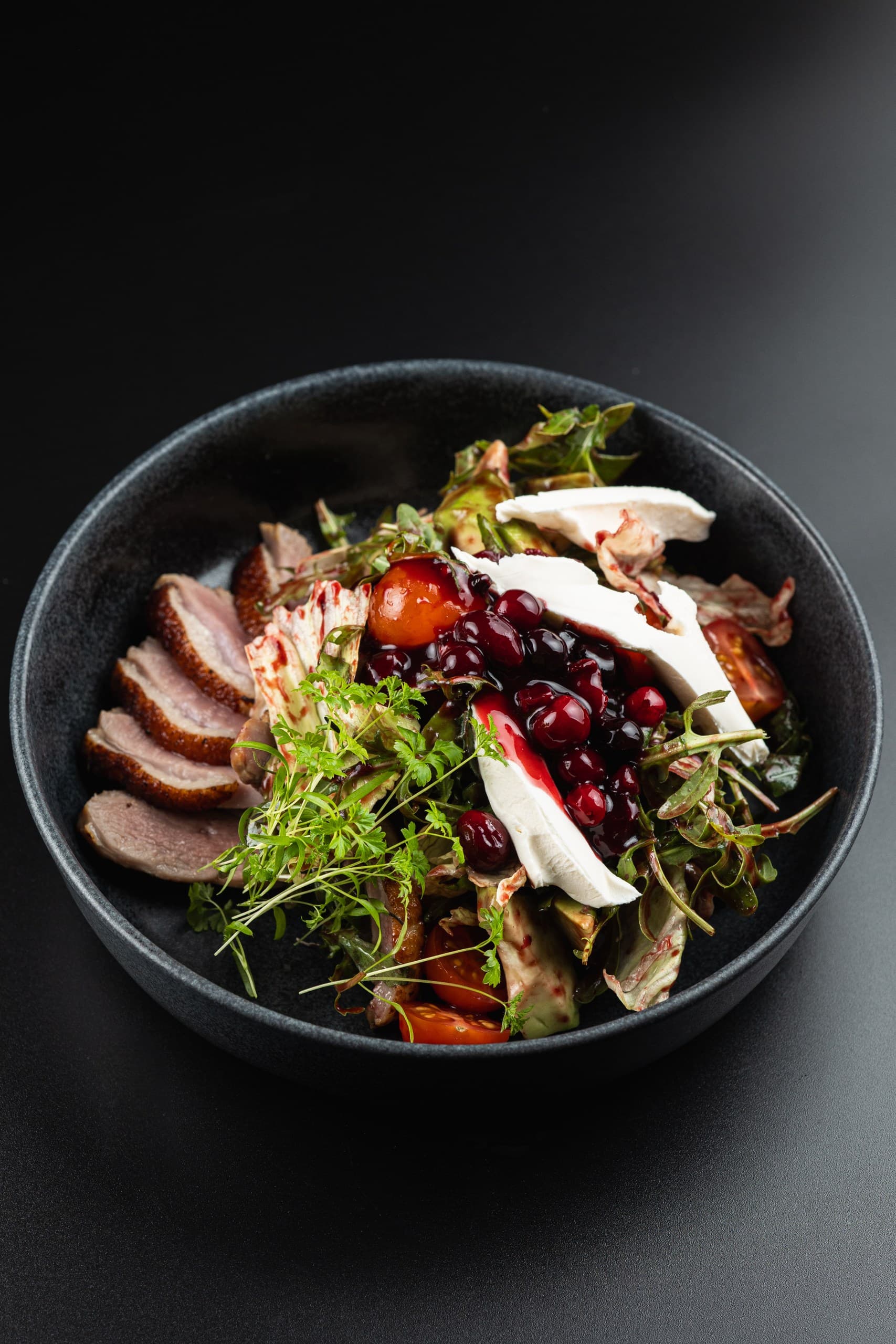 Салат с жареным утиным филе 300г