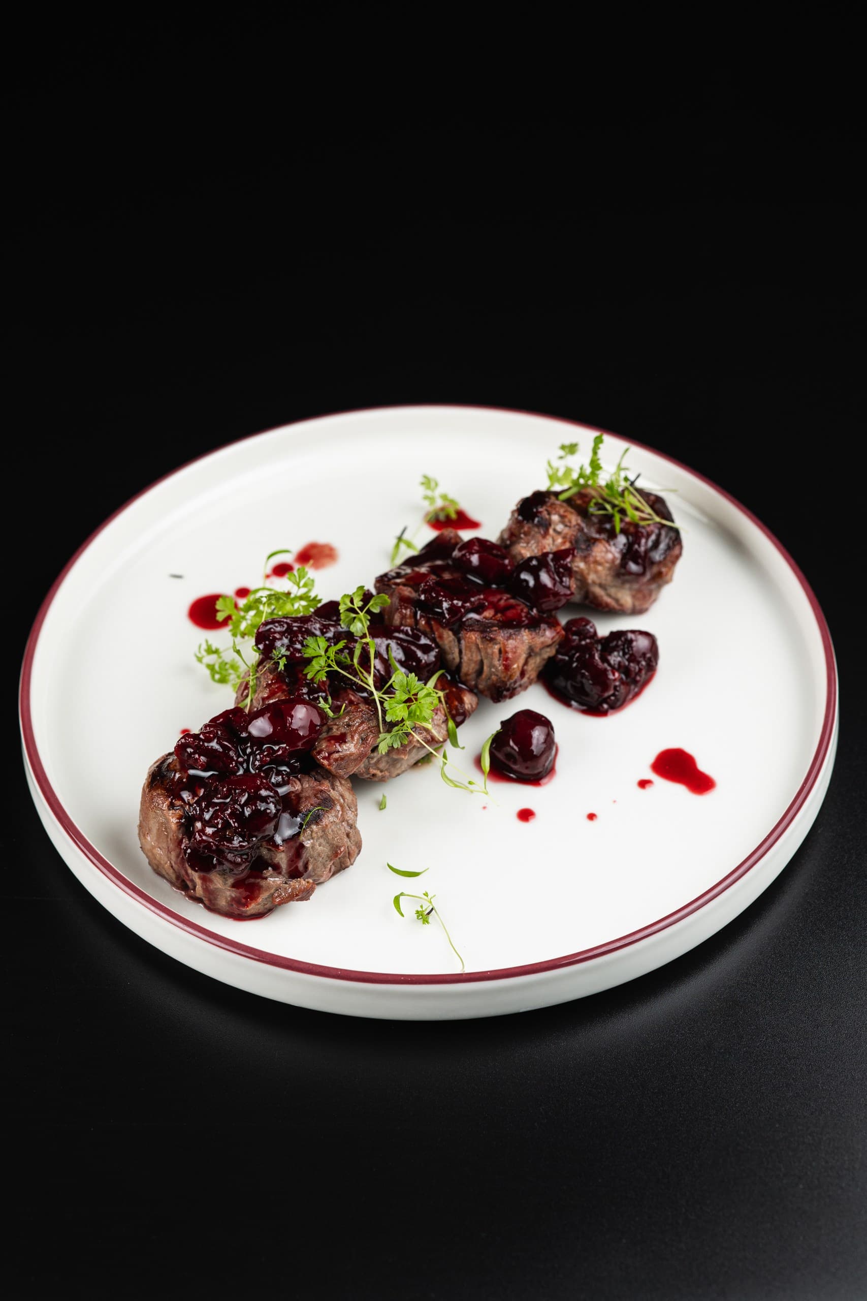 Медальоны из говядины с вишневым соусом 280г