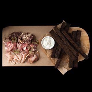 Гренки чесночные с сыровяленым мясом 500гр