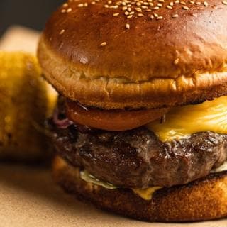 Бургер "Со свино-говяжьей котлетой" /на огне/ 580гр