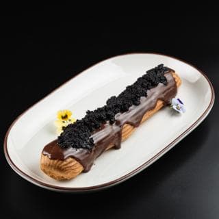 Эклер с крем брюле и маком 260г