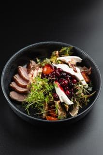 Салат с жареным утиным филе 300г