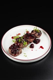 Медальоны из говядины с вишневым соусом 280г