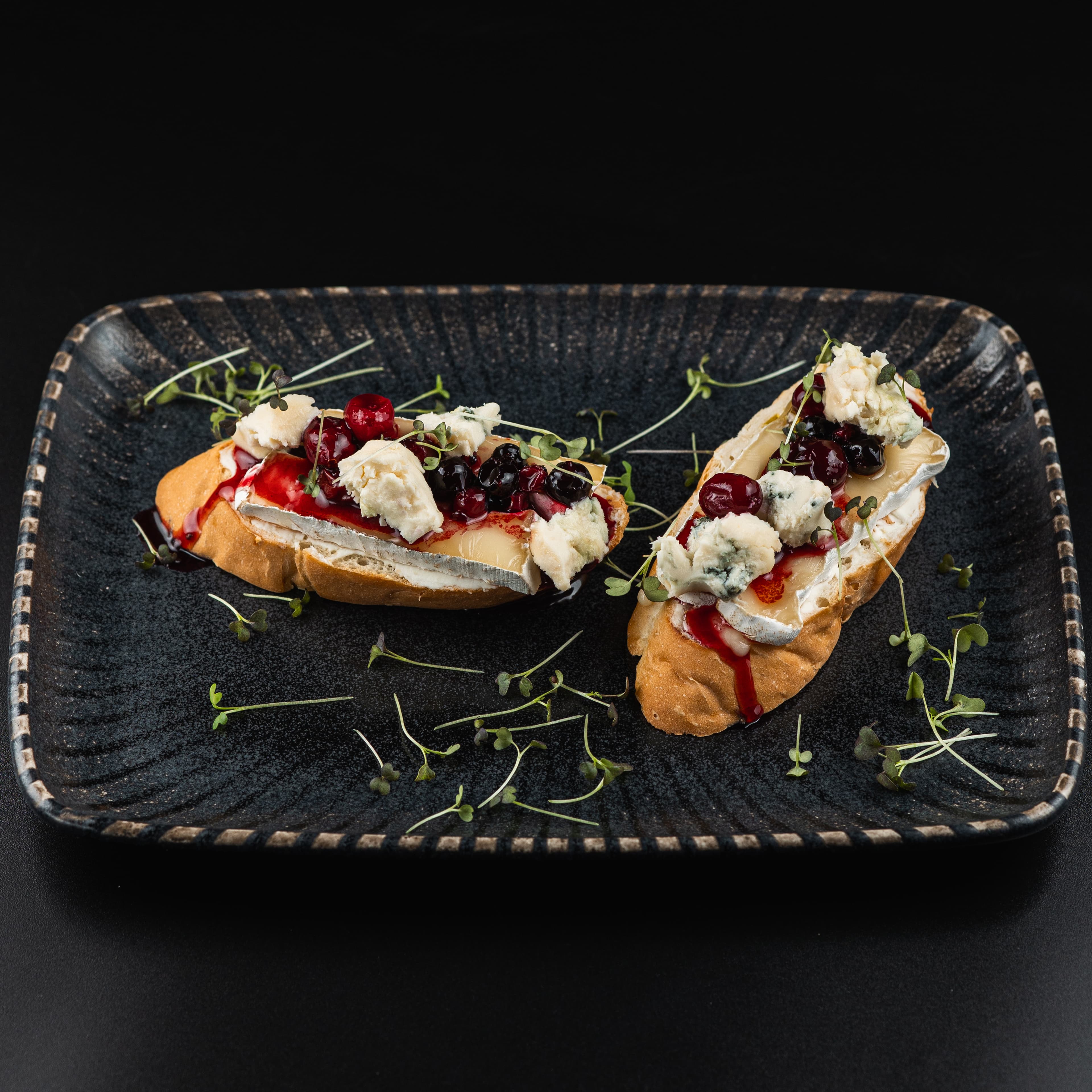 Смореброды с сыром бри и горгонзоллой 220г