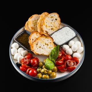 Моцарелла с маринованным черри 330г
