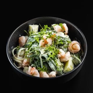 Салат с креветками и шпинатом 240г