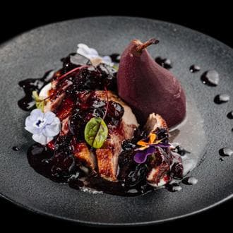 Утиное филе с пряной грушей и ягодным соусом 400гр