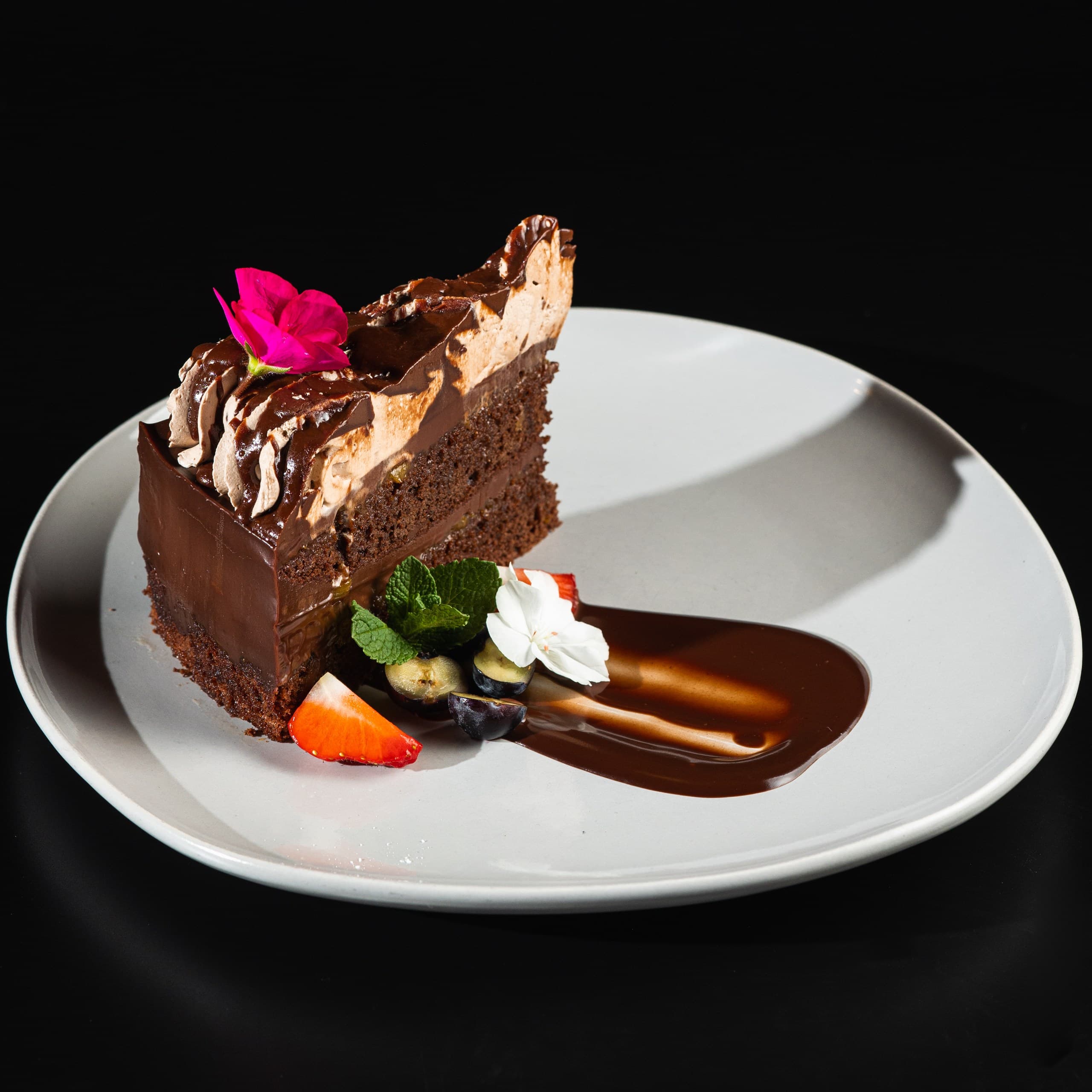 Шоколадный торт с манговым конфи 230гр