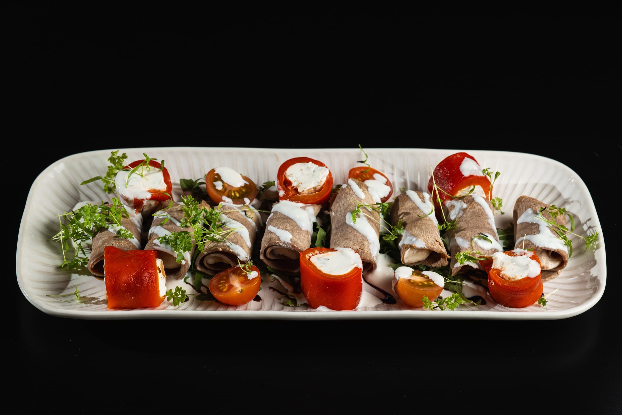 Рулетики из говяжьего языка и печеного перца 450гр