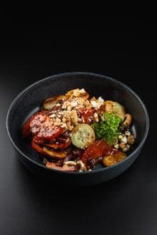 Салат с томленой говядиной 340г