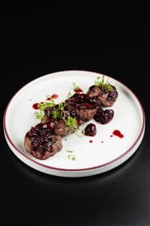 Медальоны из говядины с вишневым соусом 280г