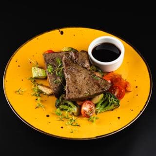 Печень говяжья с овощным соте 350гр