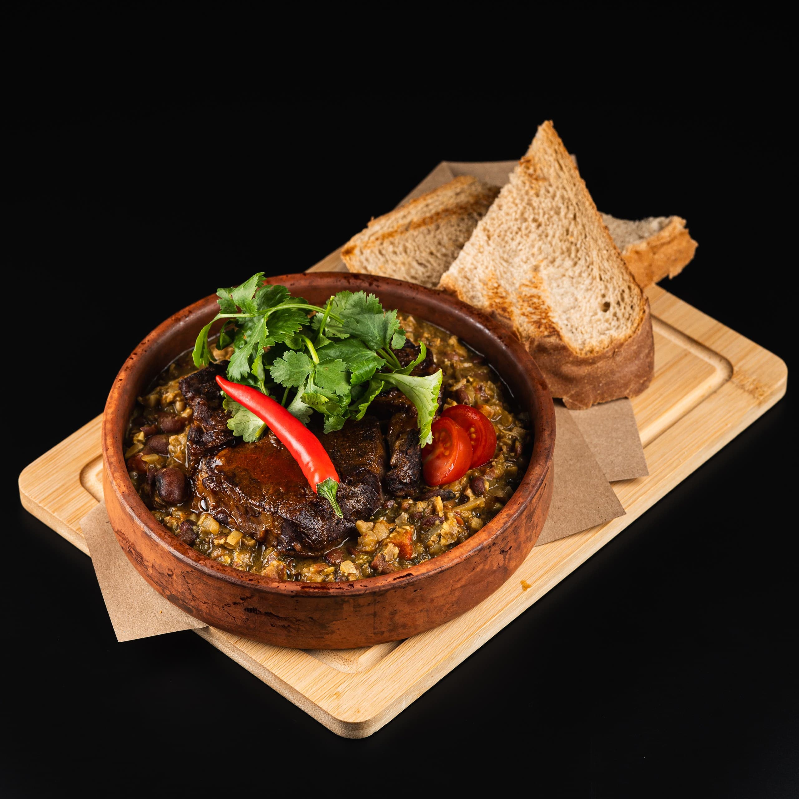 Томленая говяжья шея с лобио 480гр