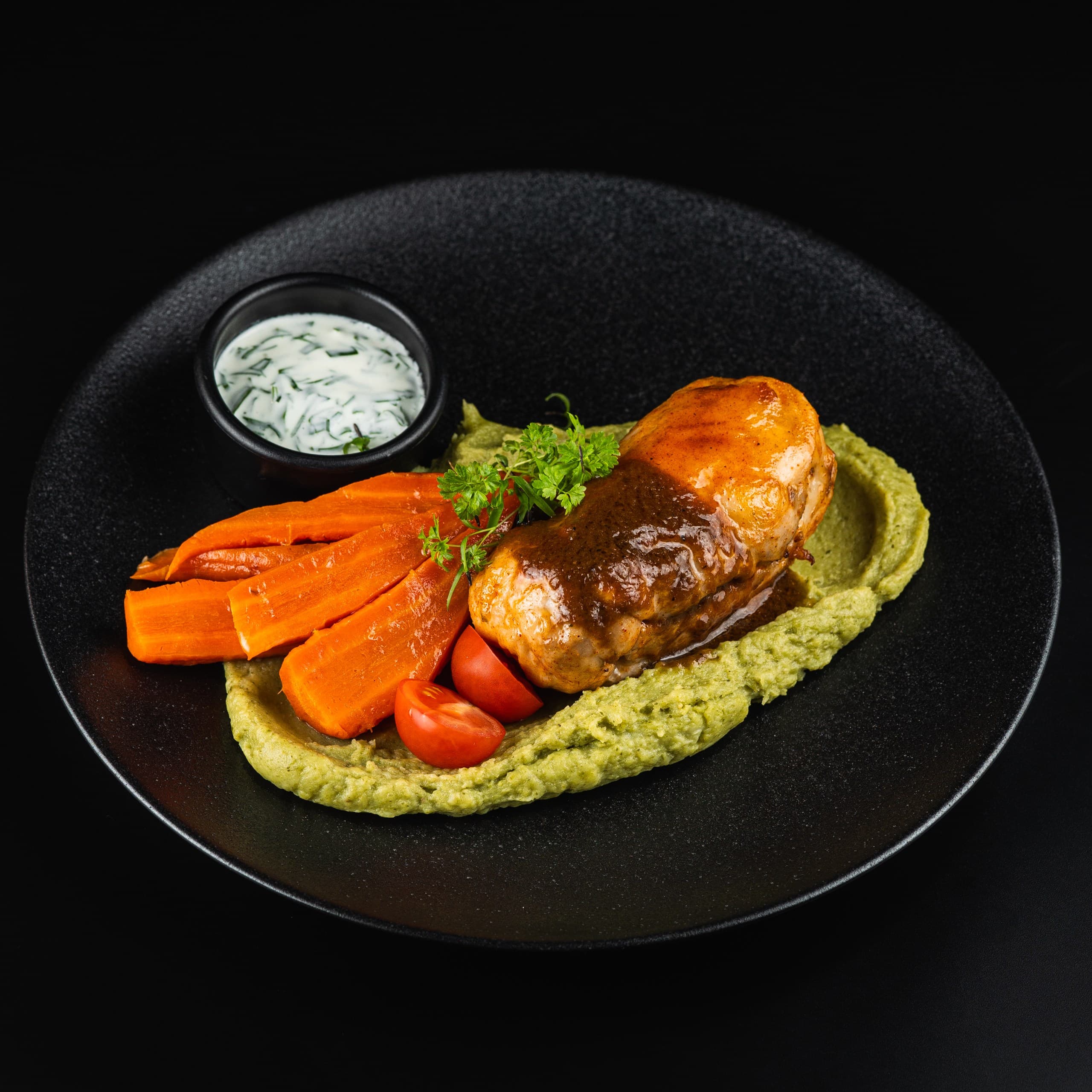 Куриный рулет с картофельным пюре и песто 280гр