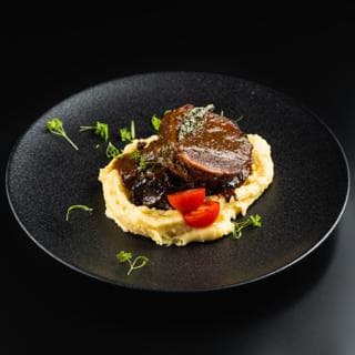 Стейк из томленой пиканьи с картофельным пюре 500гр