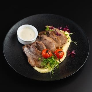 Язык говяжий со сливочно-горчичным соусом 360гр
