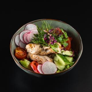 Салат С запечённой курицей и соусом дзадзики 300гр